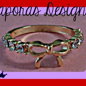 Size 7.5 Gold Tone Bow Design Ring With Clear Crystals